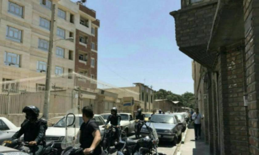 Ιράν: Η στιγμή που ο δράστης της επίθεσης στο Μαυσωλείο ανατινάζεται (pic)