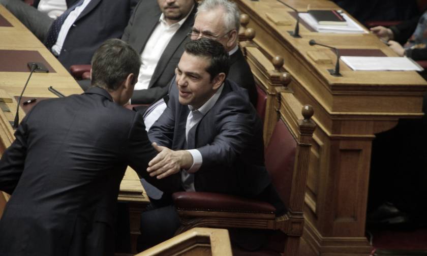 Βουλή: Ο θερμός χαιρετισμός Τσίπρα με Κυριάκο και Ντόρα (pics)