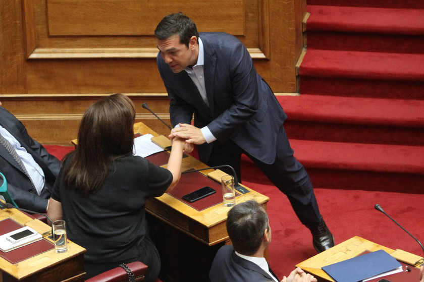 Βουλή: Ο θερμός χαιρετισμός Τσίπρα με Κυριάκο και Ντόρα (pics)