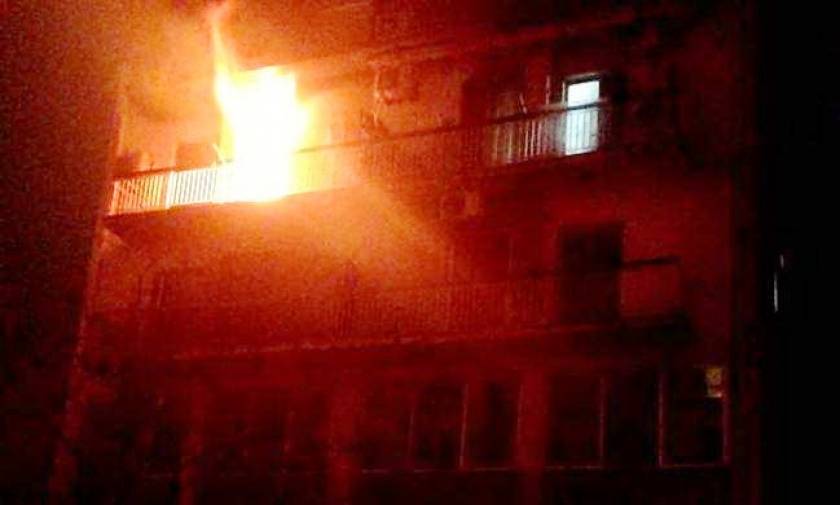 Υπό έλεγχο η φωτιά στο Νέο Φάληρο - Απεγκλωβίστηκαν πέντε άτομα