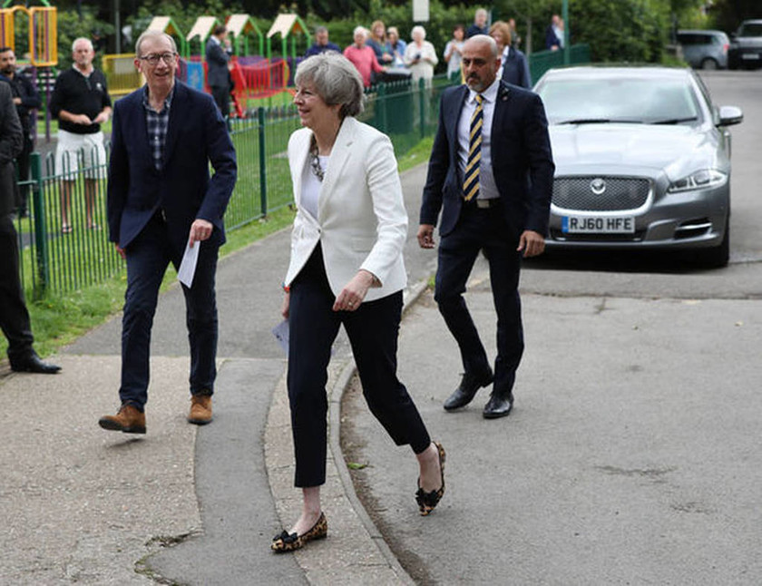 Εκλογές Βρετανία: Τα εκκεντρικά παπούτσια της Τερέζα Μέι που τράβηξαν τα βλέμματα! (pics)