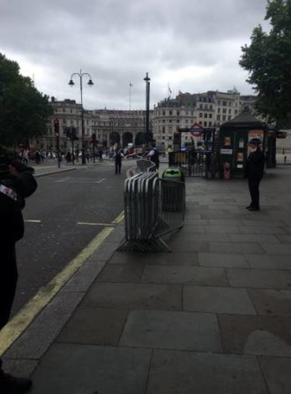 ΤΩΡΑ: Εκκενώθηκε η πλατεία Τραφάλγκαρ στο κέντρο του Λονδίνου (pics)