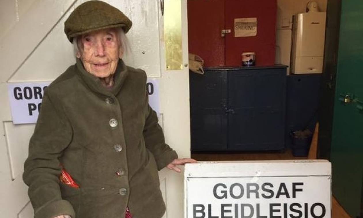 Βρετανία: Αρνήθηκαν σε γιαγιά 106 χρονών να ψηφίσει - Την έδιωξαν από το εκλογικό τμήμα (vid)