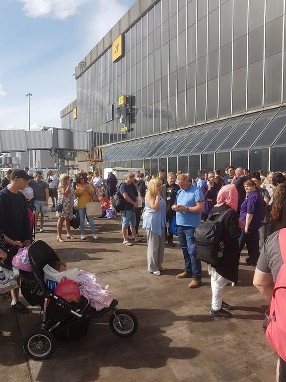 ΤΩΡΑ: Εκκενώθηκε τερματικός σταθμός στο αεροδρόμιο του Μάντσεστερ (pics+vid)
