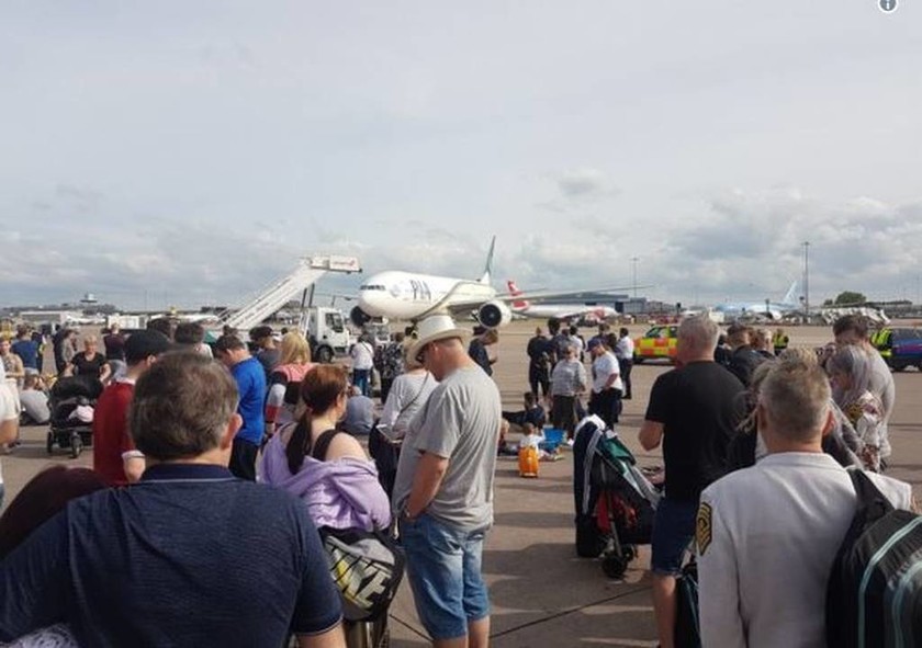 ΤΩΡΑ: Εκκενώθηκε τερματικός σταθμός στο αεροδρόμιο του Μάντσεστερ (pics+vid)