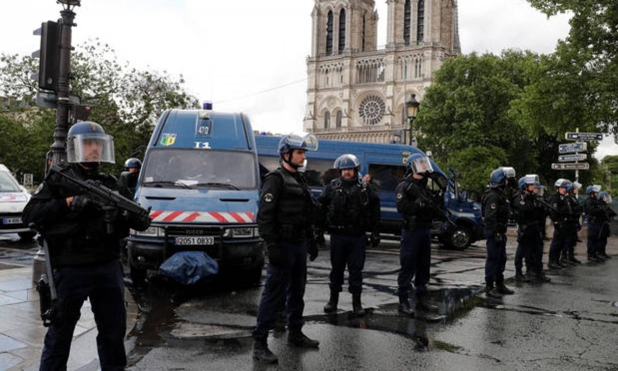 Επίθεση Παρίσι: Υλικό του ISIS βρέθηκε στον υπολογιστή του δράστη με το σφυρί