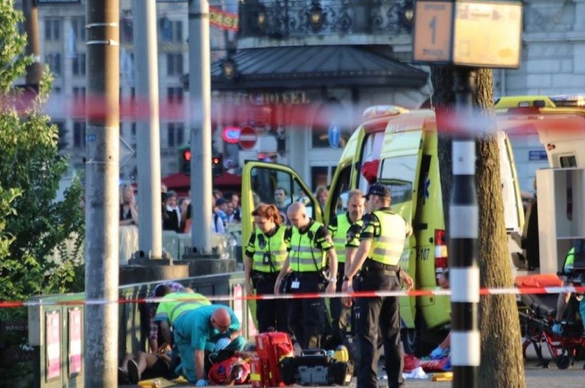 Συναγερμός στην Ολλανδία: Οδηγός τραυμάτισε οκτώ άτομα (pics+vids)