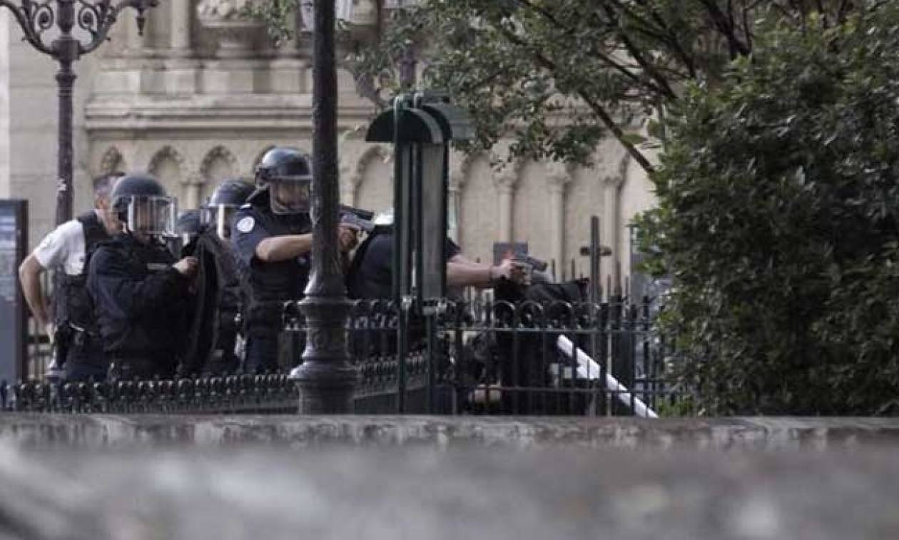 Γαλλία - Παναγία των Παρισίων: Προφυλακίστηκε ο τρομοκράτης με το σφυρί (Vids)