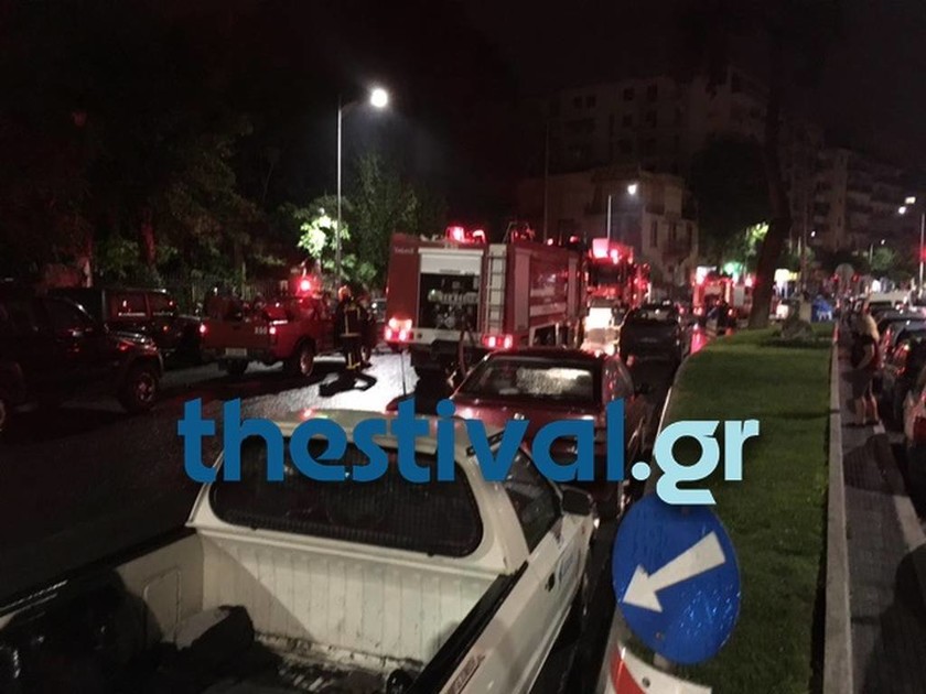 Θεσσαλονίκη: Στις φλόγες παραδώθηκε ο «κόκκινος πύργος» (pics+vid)