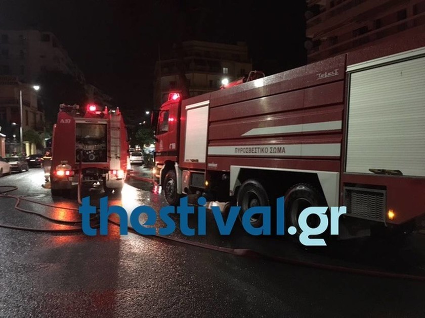 Θεσσαλονίκη: Στις φλόγες παραδώθηκε ο «κόκκινος πύργος» (pics+vid)