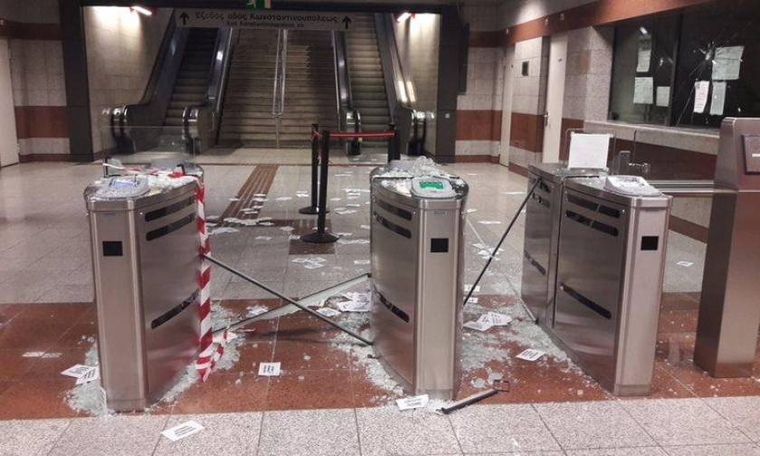 «Γυαλιά-καρφιά» ο σταθμός Μετρό του Κεραμεικού – Άγνωστοι έσπασαν τα ακυρωτικά μηχανήματα