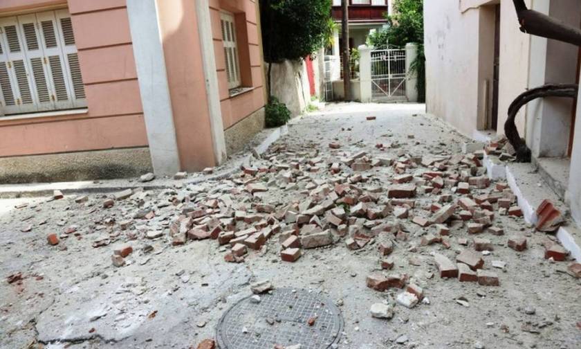 Σεισμός Μυτιλήνη: Μια γυναικά εγκλωβισμένη στο χωριό Βρίσα