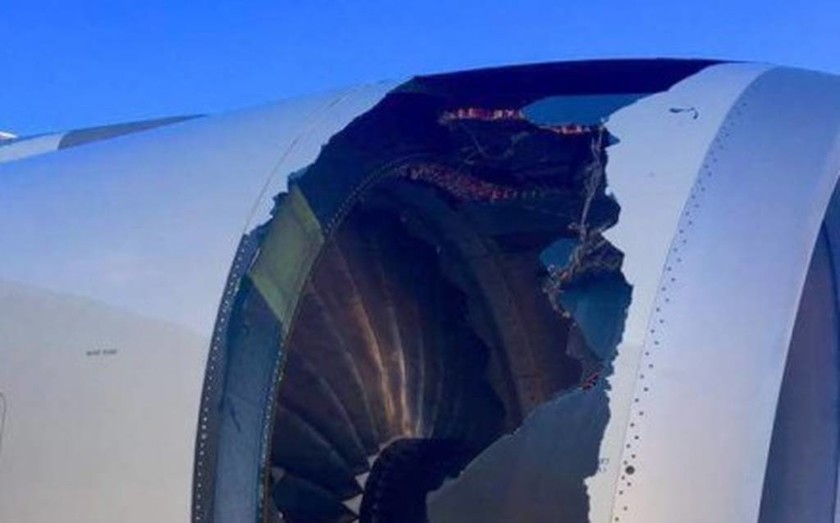Πανικός σε πτήση: Άνοιξε τρύπα στον κινητήρα του αεροσκάφους! (pics+vid)
