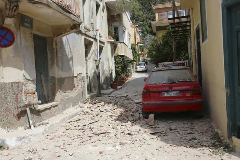 Φονικός σεισμός στη Μυτιλήνη: Μια γυναίκα νεκρή και τεράστιες καταστροφές - Εκκενώθηκε η Βρίσα