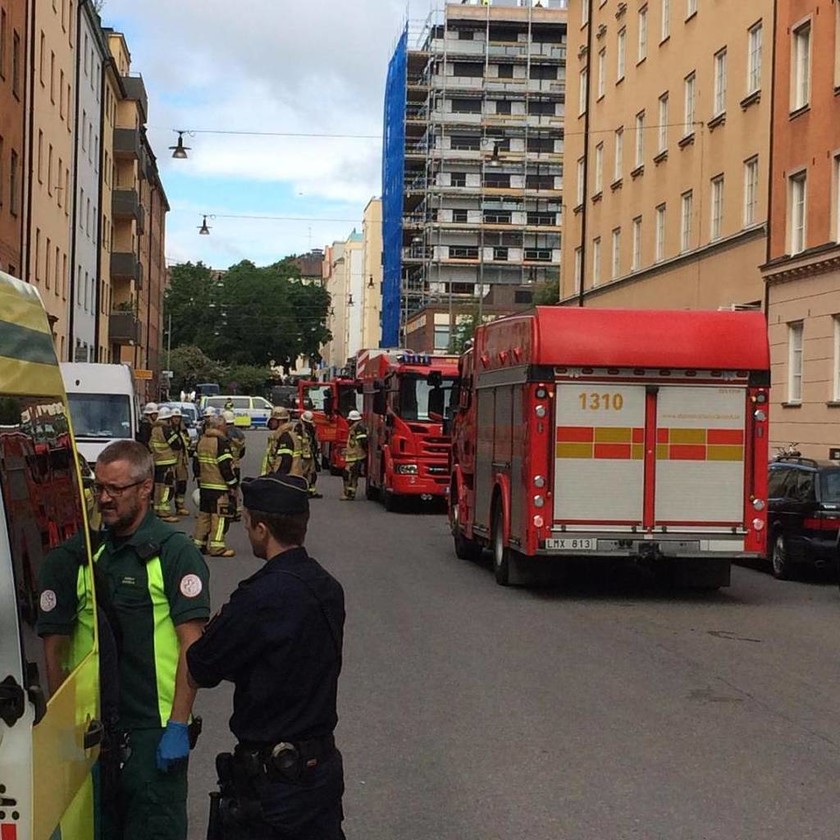 Συναγερμός στη Σουηδία: Επίθεση με κλεμμένο φορτηγό στη Στοκχόλμη – Ανθρωποκυνηγητό για τον δράστη