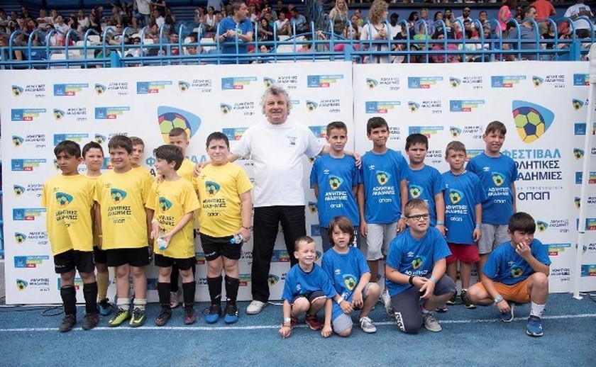 Ο παλαίμαχος ποδοσφαιριστής Βασίλης Χατζηπαναγής με τα παιδιά του φεστιβάλ Αθλητικών Ακαδημιών ΟΠΑΠ 