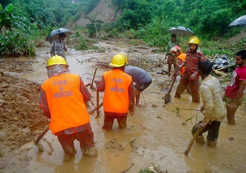 Τουλάχιστον 68 νεκροί από τις πλημμύρες και τις κατολισθήσεις στο Μπανγκλαντές (pics+vid)
