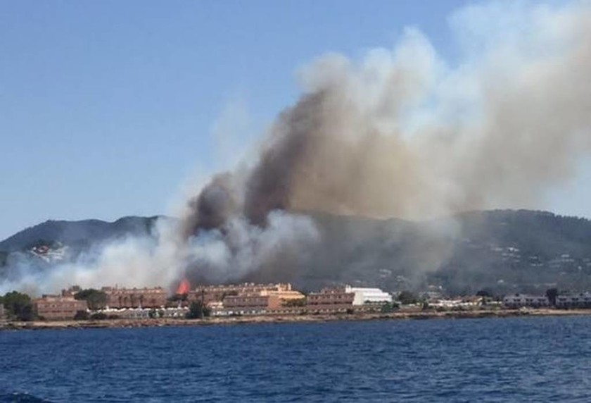 Ίμπιζα: Εκκενώθηκε ξενοδοχείο εξαιτίας μεγάλη πυρκαγιάς (pics+vids)
