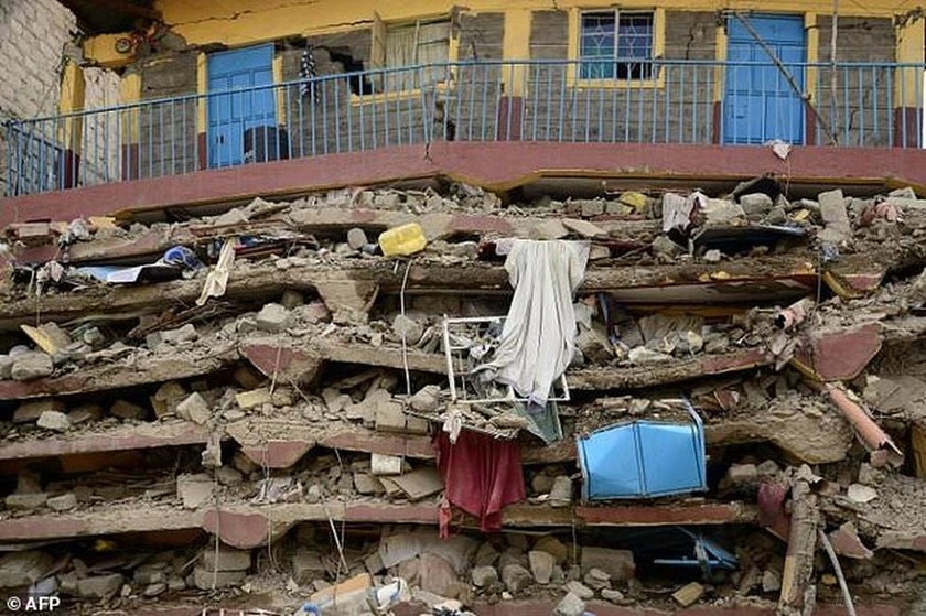 Κένυα: Δύο παιδιά ανασύρθηκαν ζωντανά από τα χαλάσματα της πολυκατοικίας που κατέρρευσε (pics)