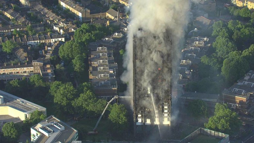 Φωτιά Λονδίνο: Εικόνες 11ης Σεπτεμβρίου - Άνθρωποι έπεφταν από τα παράθυρα για να σωθούν