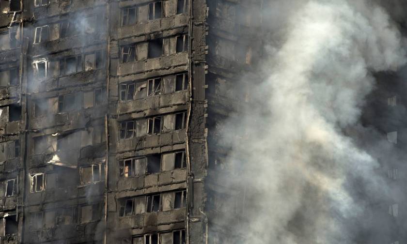 Φωτιά Λονδίνο: Βίντεο-Σοκ: Συντρίμμια πέφτουν πάνω σε πυροσβέστη που επιχειρεί στο φλεγόμενο κτήριο