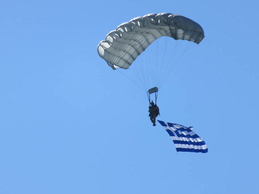 «Μάγεψαν» οι Έλληνες αλεξιπτωτιστές: Ελεύθερη πτώση από τα 10.000 πόδια (pics)