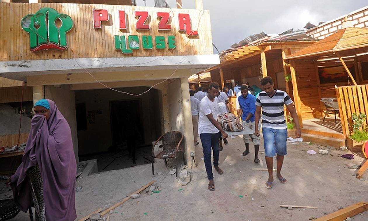 Ο τρόμος επέστρεψε στη Σομαλία: Τουλάχιστον 19 νεκροί από συντονισμένη επίθεση καμικάζι και ενόπλων