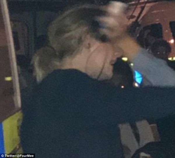 416D809700000578 4605666 Emotional Adele threw her arms around passersby in the midst of a 44 1497488269135