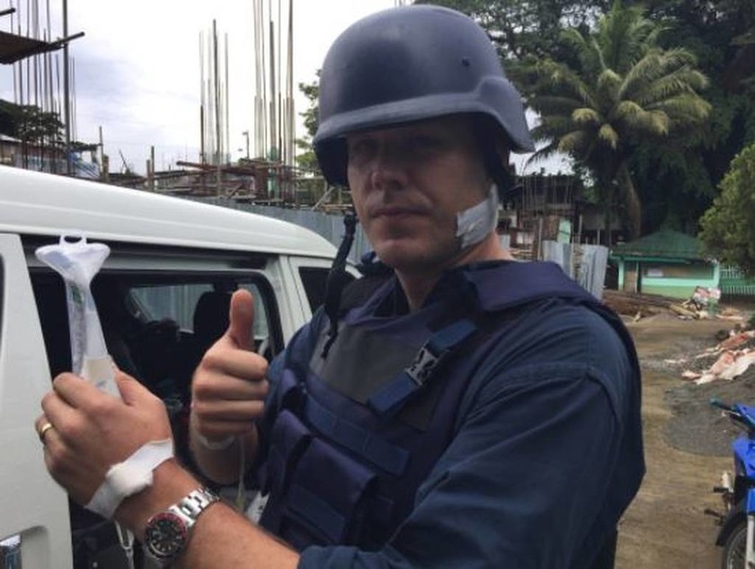 Σοκ: Αδέσποτη σφαίρα τραυμάτισε δημοσιογράφο στις Φιλιππίνες (pics)