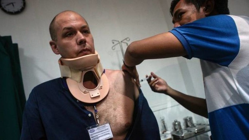 Σοκ: Αδέσποτη σφαίρα τραυμάτισε δημοσιογράφο στις Φιλιππίνες (pics)