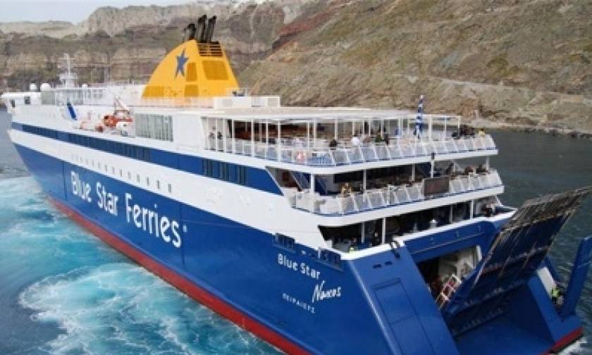 Πρόσκρουση του «Blue Star Naxos» στο λιμάνι της Σύρου