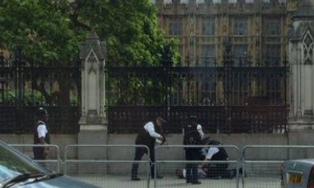 Τρόμος ξανά στο Λονδίνο: Άνδρας με μαχαίρι έξω από τη βρετανική βουλή - Δείτε φωτογραφίες