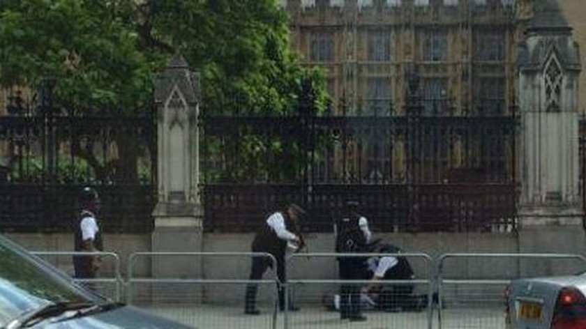 ΕΚΤΑΚΤΟ: Τρόμος ξανά στο Λονδίνο: Άνδρας με μαχαίρι έξω από τη βρετανική βουλή - Δείτε φωτογραφίες