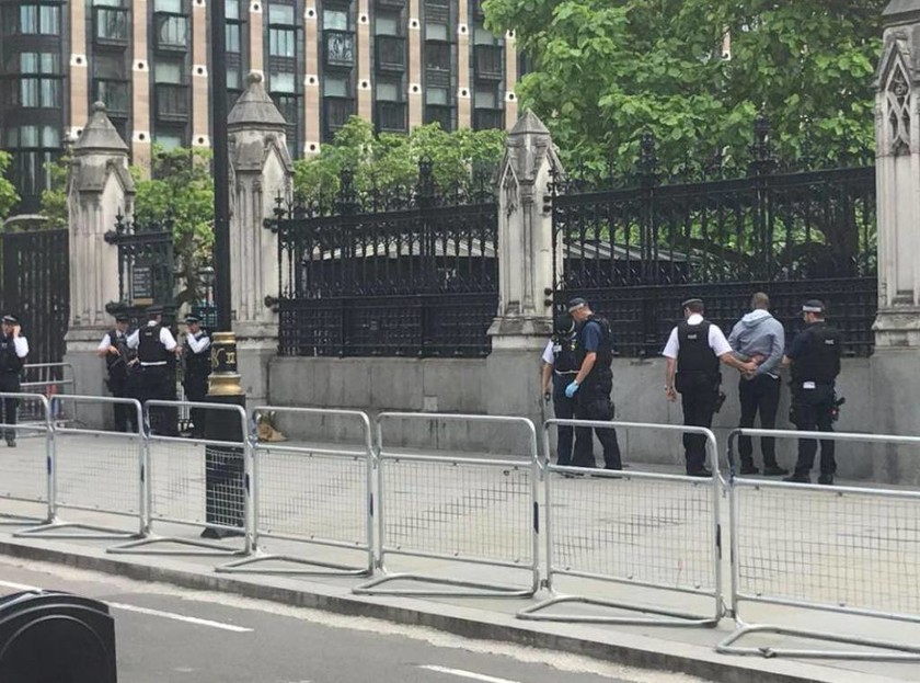 ΕΚΤΑΚΤΟ: Τρόμος ξανά στο Λονδίνο: Άνδρας με μαχαίρι έξω από τη βρετανική βουλή - Δείτε φωτογραφίες
