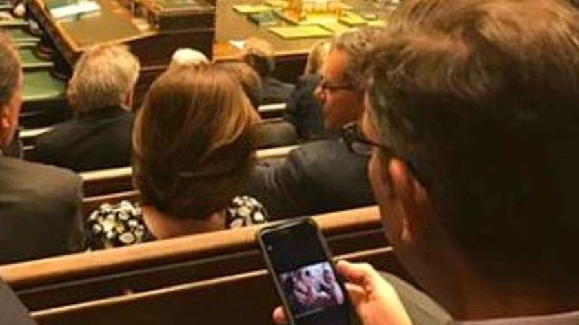 Σκάνδαλο: Βουλευτής χάζευε... στρίπερ στο κινητό του - Τον έπιασαν «στα πράσα» (pics)