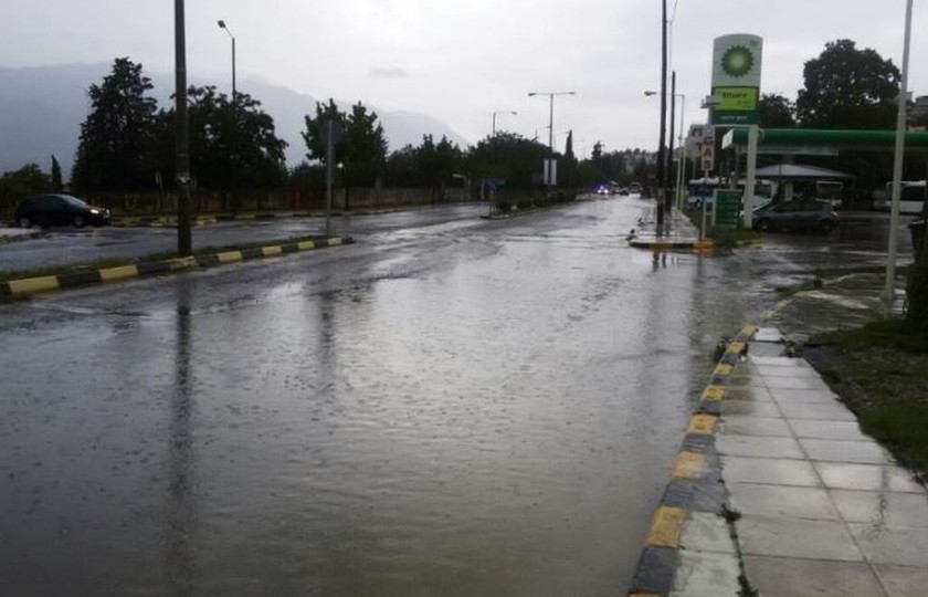Καιρός ΤΩΡΑ: Άνοιξαν οι ουρανοί στη Λαμία - Πλημμύρισαν σπίτια και καταστήματα (pics+vids)