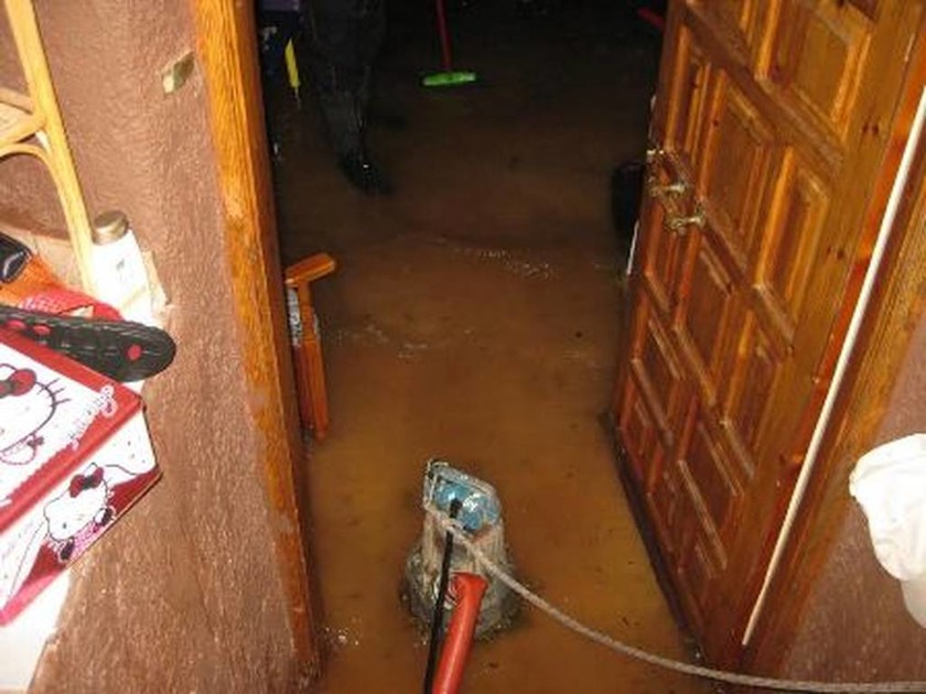 Καιρός: Κατακλυσμός στα Τρίκαλα - Πλημμύρισαν σπίτια (pics+vid)