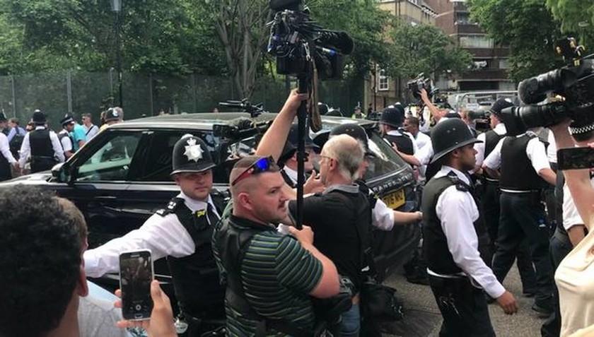 Βρετανία: Αποδοκιμασίες στη Μέι - Aποχώρησε με αστυνομική συνοδεία (pics+vid)
