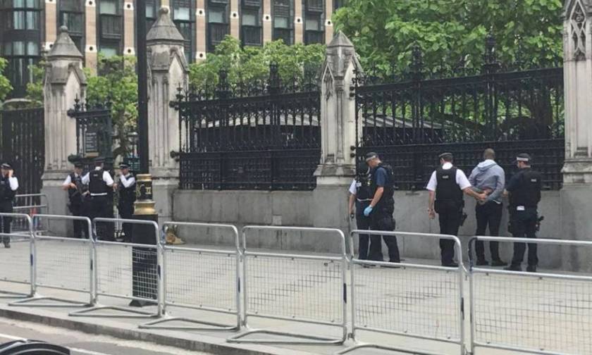 Βρετανία: Ανοιχτό το σενάριο τρομοκρατίας για τη σύλληψη έξω από τη Βουλή
