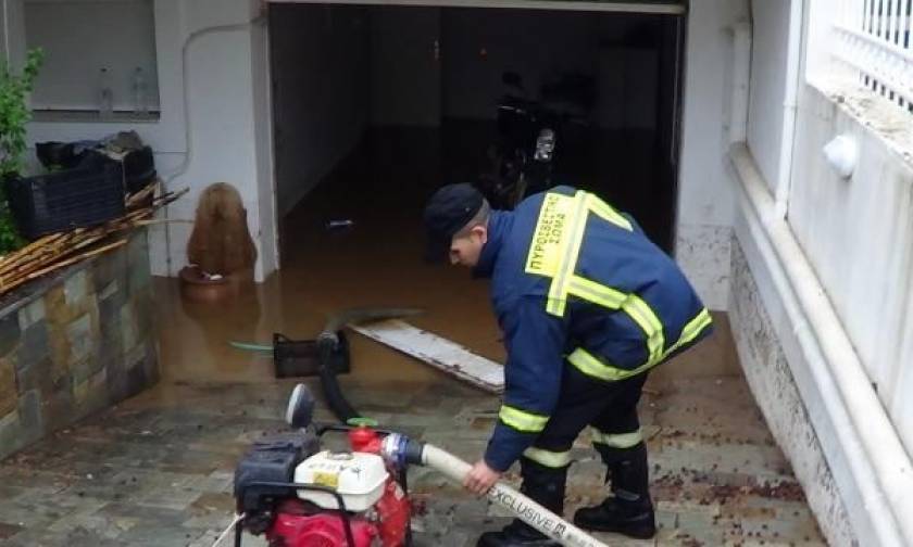 Τραγωδία στη Λαμία: Πλημμύρισε το σπίτι από τη βροχή, γλίστρησε στα νερά και σκοτώθηκε