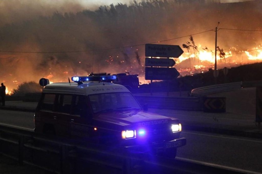 Φονική πυρκαγιά στην Πορτογαλία: Δεκάδες άνθρωποι κάηκαν ζωντανοί μέσα στα αυτοκίνητα τους (Pics)