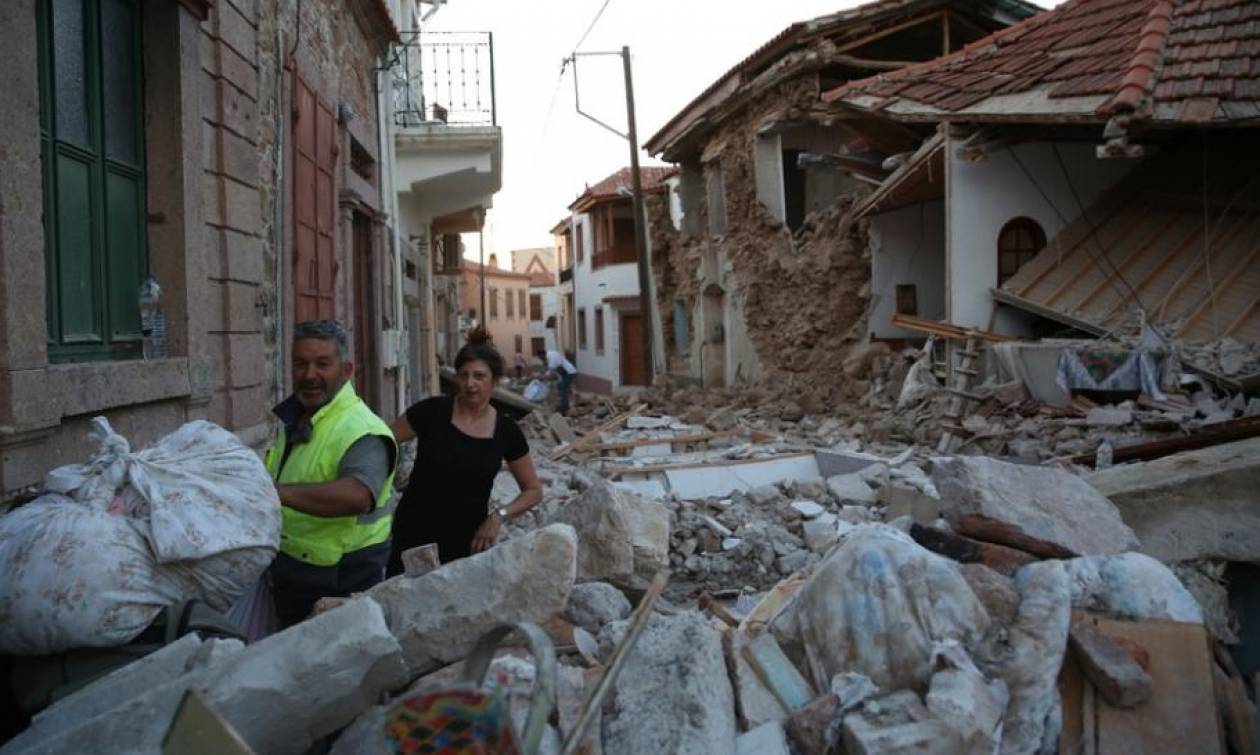 Σεισμός Μυτιλήνη: Λίρες και χρυσούς σταυρούς «ξεθάβουν» από τα χαλάσματα