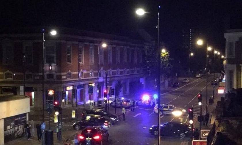 ΕΚΤΑΚΤΟ: Βαν έπεσε πάνω σε πεζούς στο Λονδίνο - Πληροφορίες για νεκρούς (pics+vids)