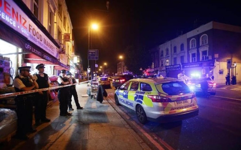 Λονδίνο: Ο τρόμος επέστρεψε - Φορτηγό παρέσυρε πεζούς κοντά σε τζαμί (pics+vids)