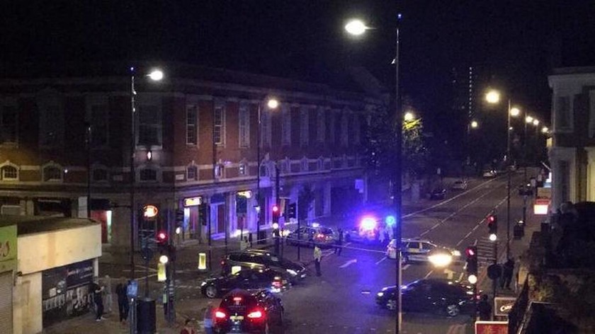 Λονδίνο: Ο τρόμος επέστρεψε - Φορτηγό παρέσυρε πεζούς κοντά σε τζαμί (pics+vids)