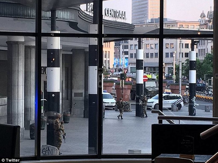 ΕΚΤΑΚΤΟ: Έκρηξη σε σιδηροδρομικό σταθμό στις Βρυξέλλες (pics+vid)
