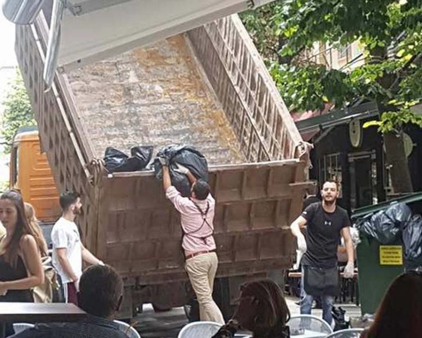Λάρισα: Οι κάτοικοι μαζεύουν μόνοι τους τα σκουπίδια με φορτηγό!  