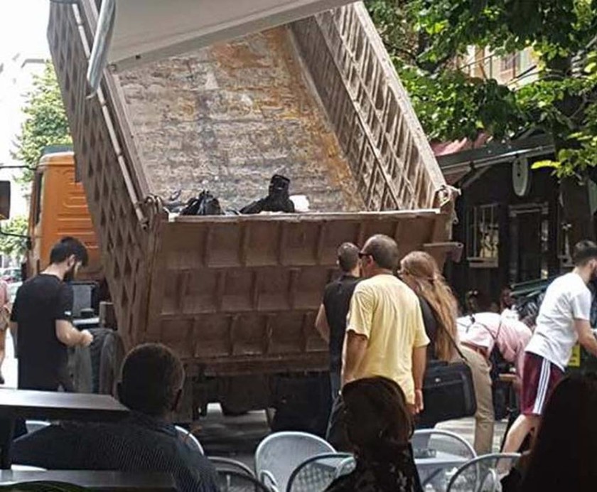 Λάρισα: Οι κάτοικοι μαζεύουν μόνοι τους τα σκουπίδια με φορτηγό!  