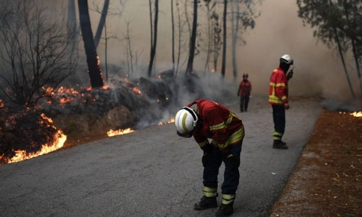 Πορτογαλία: Η συγκλονιστική φωτογραφία των εξαντλημένων πυροσβεστών μετά τη μάχη με τις φλόγες