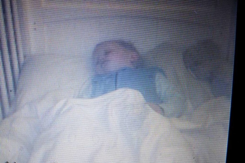 Ανατριχιαστικό: Μωρό… φάντασμα κοιμάται μαζί με άλλο βρέφος μέσα στην κούνια! (pics)